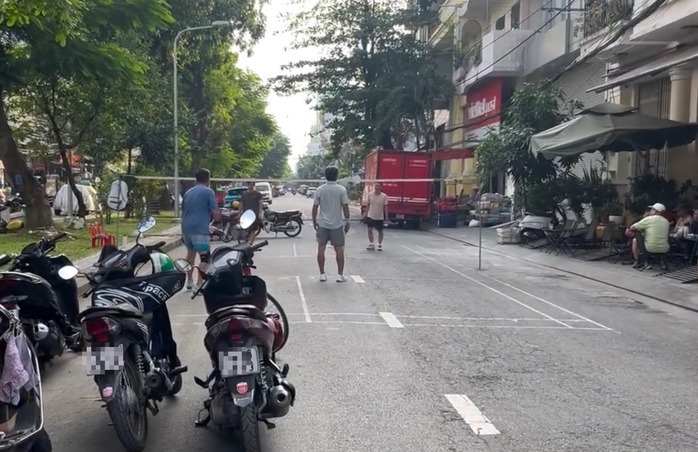 Nhóm người giăng lưới đánh cầu lông giữa đường khiến người dân bức xúc. Ảnh: Dân Trí