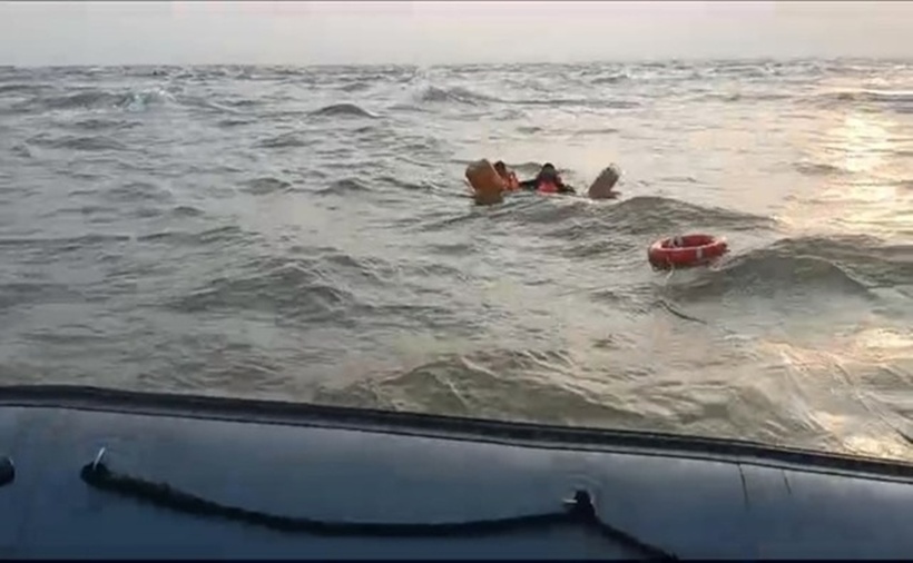 Lực lượng cứu hộ tiếp nhận cứu sống 2 ngư dân. (Ảnh: Bộ đội Biên phòng Vĩnh Long)