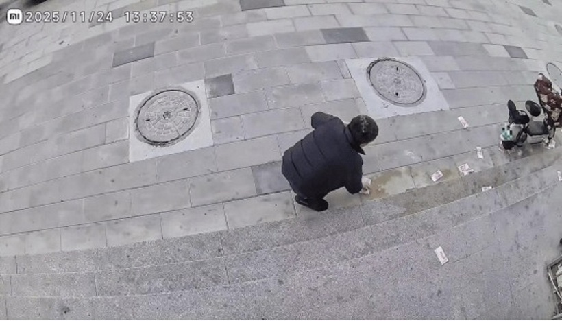 Số tiền mặt rơi khắp đường. Ảnh: Người đưa tin