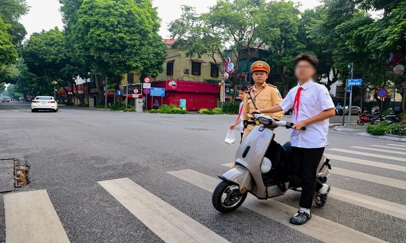 CSGT kiểm tra, xử lý học sinh vi phạm TTATGT.