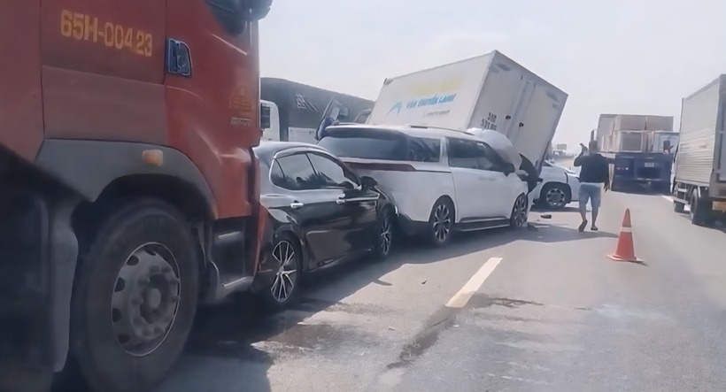 Hiện trường vụ va chạm liên hoàn. Ảnh: Thanh Niên.