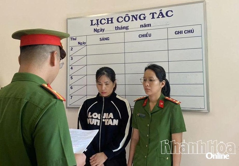 Cơ quan điều tra tống đạt quyết định khởi tố bị can Nguyễn Thị Hào. Ảnh: Báo Khành Hòa