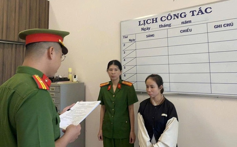 Cơ quan điều tra tống đạt quyết định khởi tố bị can Nguyễn Thị Bích Vân. Ảnh: Lao động