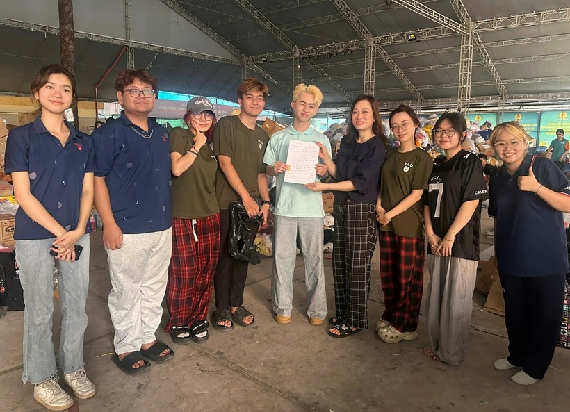 Nhóm sinh viên giao lại miếng vàng cho Liên đoàn Lao động TP.HCM. Ảnh: Dân trí