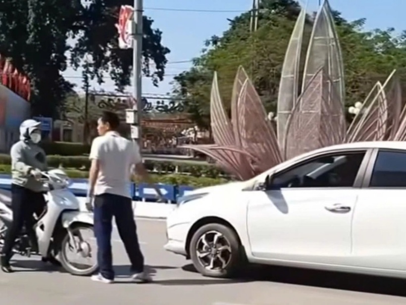 Nam tài xế bị xử phạt 19 triệu đồng vì hành vi lái ô tô đi ngược chiều tại vòng xoay xã Hiệp Hòa, Bắc Ninh gây va quẹt và sau đó dừng lại tranh cãi. Ảnh: Tuổi trẻ.