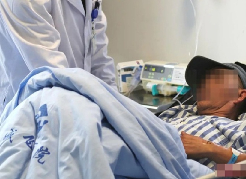 Người đàn ông 67 tuổi phải đi khám vì đau bụng. Ảnh: Red Star News.