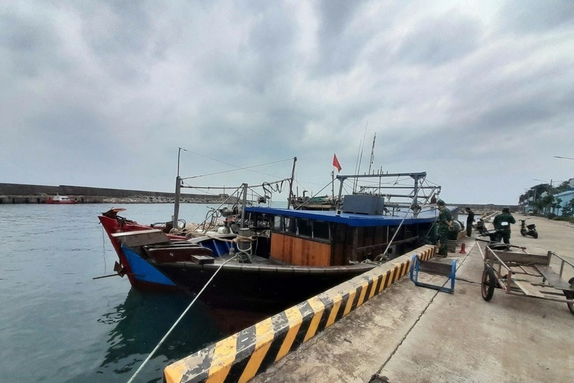 Con tàu được đưa về âu thuyền trên đảo Cồn Cỏ. Ảnh: Dân Trí