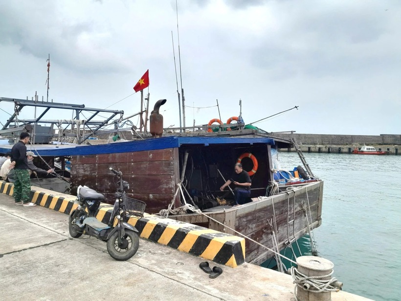 Cận cảnh chiếc tàu không người lái trôi dạt gần đảo Cồn Cỏ. Ảnh: Báo Quảng Trị