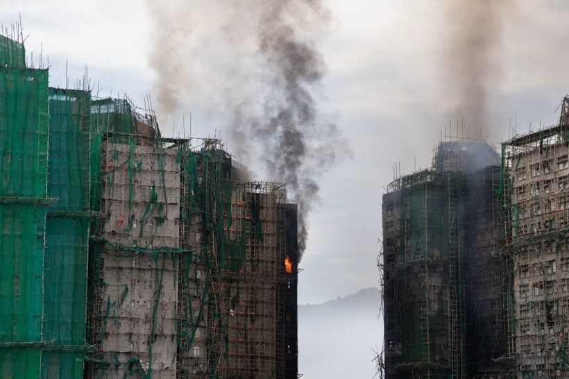 Ngọn lửa vẫn âm ỉ trên các tòa nhà 24 giờ sau khi đám cháy bùng phát. (Ảnh: CNN, Reuters)