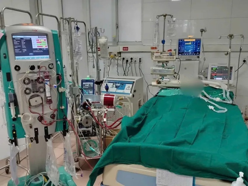 Người thợ xây rơi từ tầng cao nhập viện trong tình trạng suy hô hấp tối cấp, huyết động bất ổn. Ảnh: PLO.