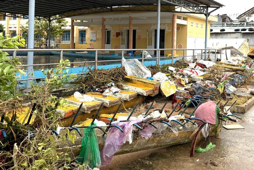 Tường rào Trường tiểu học Hòa Trị 1, xã Phú Hòa 2 bị mưa lũ làm gãy đổ. Ảnh: VietNamnet