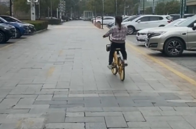 Đến tận nhà dạy người lạ đạp xe đang là một dịch vụ khá “hot” ở Trung Quốc. Ảnh: City News Service.