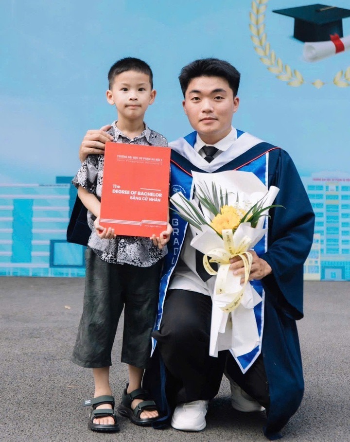 Phúc Sơn chụp ảnh cùng cháu nhỏ dịp tốt nghiệp đại học. Ảnh: VTC News