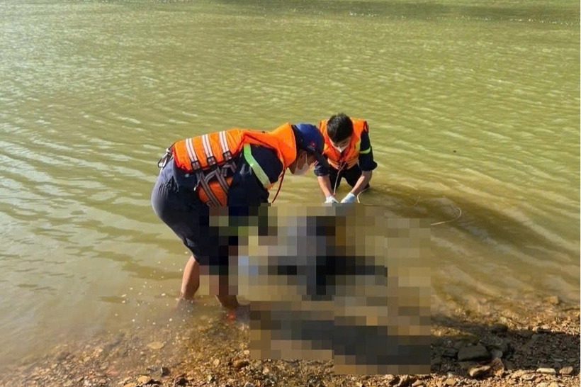 Lực lượng cứu hộ đưa thi thể nạn nhân lên bờ. Ảnh: Dân Trí