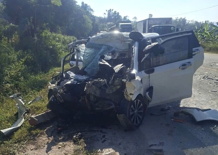 Chiếc xe 7 chỗ bị biến dạng hoàn toàn sau cú đâm trực diện xe đầu kéo. (Ảnh: VTC News)