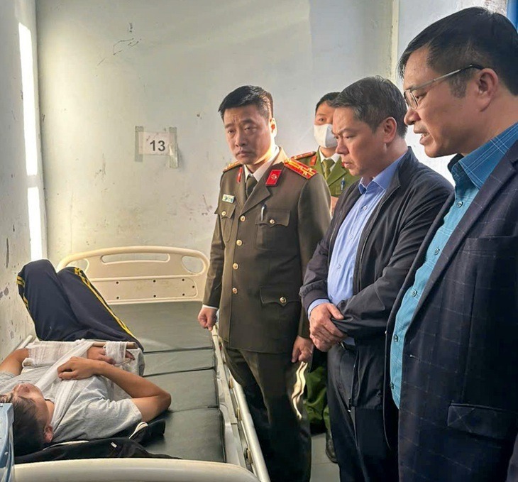 Lãnh đạo UBND tỉnh Lạng Sơn và lãnh đạo Công an tỉnh Lạng Sơn thăm hỏi, động viên nạn nhân trong vụ tai nạn giao thông. (Ảnh: Tuổi trẻ)