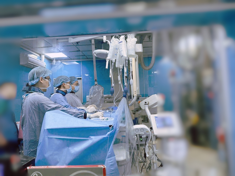 Các bác sĩ tiến hành lấy huyết khối tĩnh mạch não cho bệnh nhân