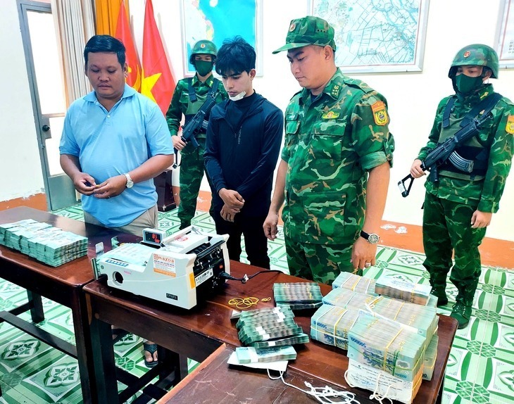 Lực lượng chức năng đã bắt quả tang Châu vận chuyển trái phép tiền qua biên giới. Ảnh: Lao động