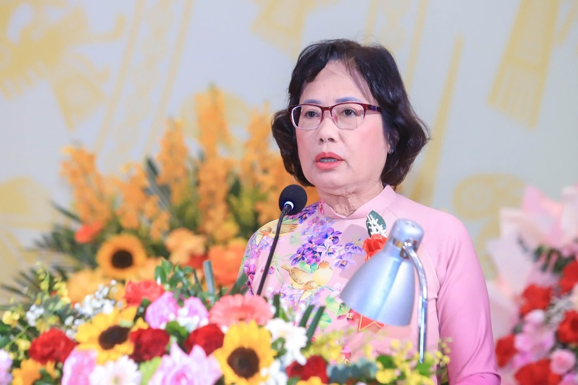 Bà Ung Thị Xuân Hương - Ủy viên Ban Thường vụ, Chủ tịch Hội Luật gia Tp.HCM trình bày tham luận. (Ảnh: Hữu Thắng)