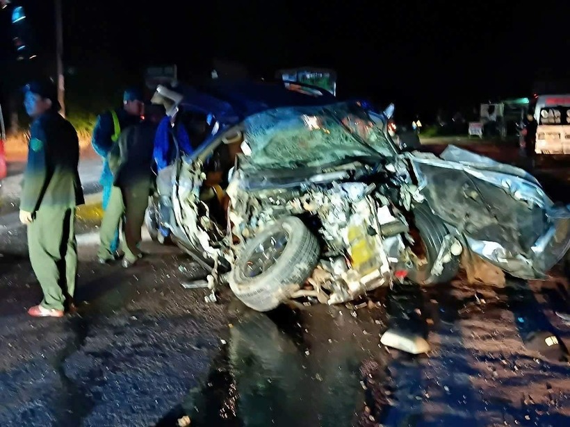 Xe con bị vò nát, biến dạng sau khi xảy va chạm với xe khách trên đường Hồ Chí Minh. (Ảnh: Lao động)