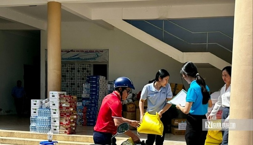 Người dân Tp.Cần Thơ mang nhu yếu phẩm đến ủng hộ, chung tay cùng các cấp công đoàn hỗ trợ đồng bào miền Trung, Tây Nguyên vượt qua khó khăn sau mưa lũ.