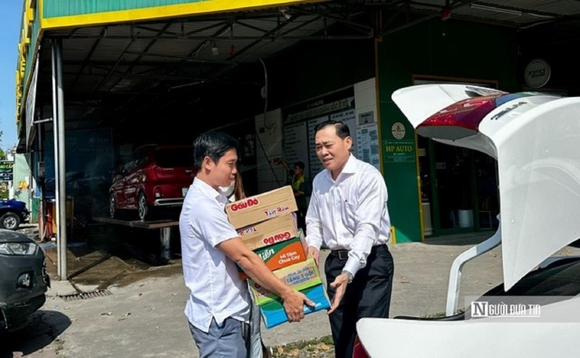 Đại diện Chi nhánh Trung tâm Tư vấn pháp luật Hội Luật gia Tp.Cần Thơ tại Cái Răng vận động doanh nghiệp địa phường đóng góp nhu yếu phẩm hỗ trợ đồng bào bị ảnh hưởng bởi mưa lũ.