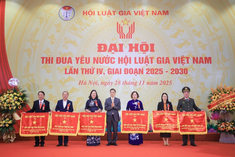 Chủ tịch Hội Luật gia Việt Nam tặng cờ thi đua cho các đơn vị điển hình tiên tiến.