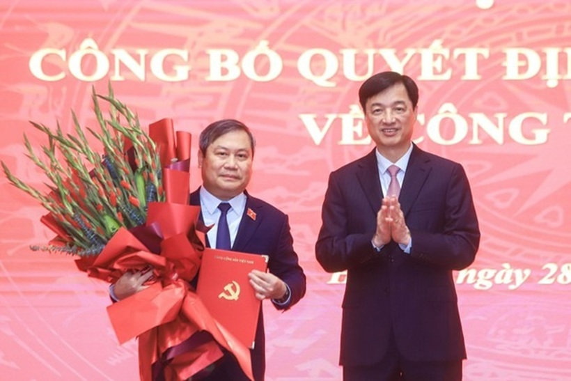 Bí thư Thành ủy Hà Nội Nguyễn Duy Ngọc tặng hoa chúc mừng tân Phó Bí thư Vũ Đại Thắng (Ảnh: Hữu Thắng).