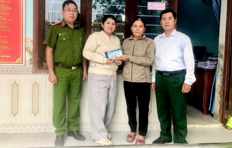 Công an xã Hà Nha tổ chức trao trả tài sản cho chị Lan. Ảnh: VTC News