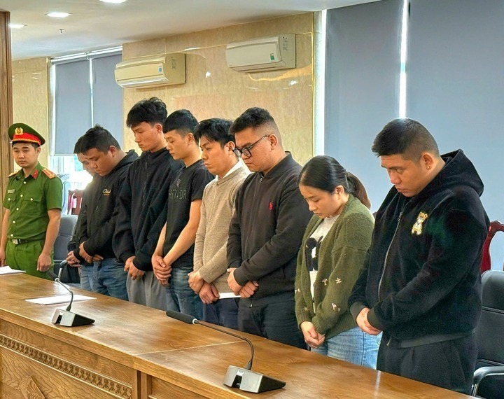 Nhóm người trong đường dây rửa tiền vừa bị khởi tố. Ảnh: VTC News