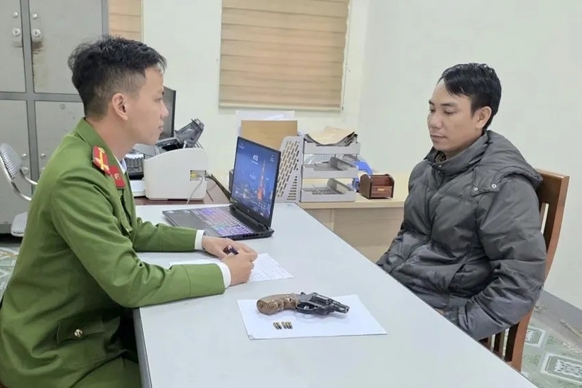 Công an làm việc với Trương Văn Bạch có hành vi nổ súng tại đám cưới. Ảnh: Pháp luật TP.HCM