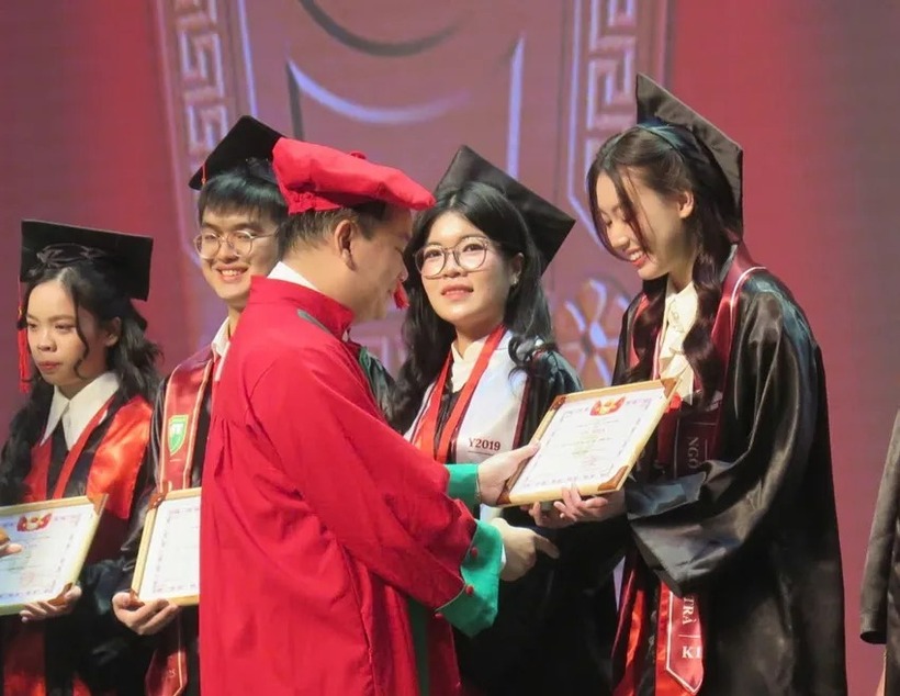 PGS.TS.BS Nguyễn Trọng Hào, Chủ tịch Hội đồng trường trao khen thưởng cho các thủ khoa. Ảnh: PLO