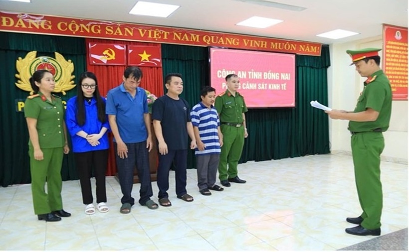 Cơ quan Cảnh sát điều tra công bố Quyết định khởi tố và lệnh bắt bị can để tạm giam. (Ảnh: Công an tỉnh Đồng Nai)