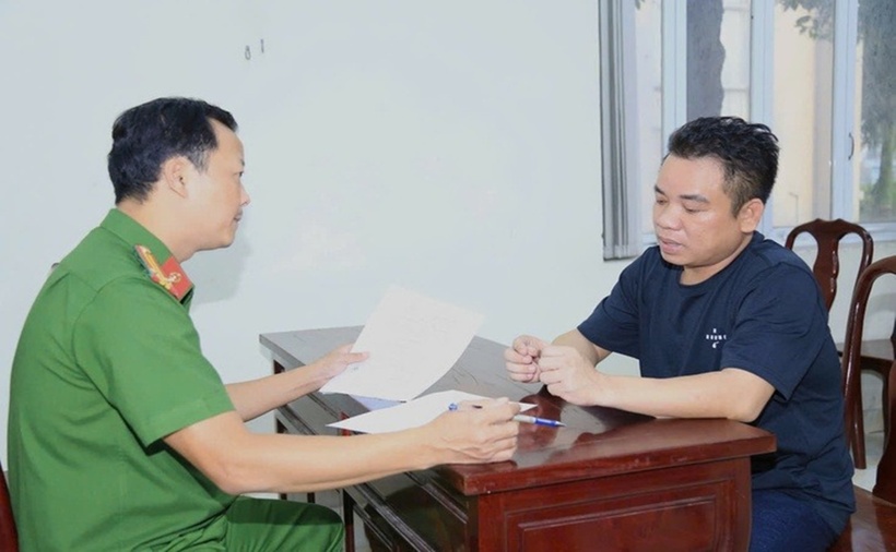 Cơ quan cảnh sát điều tra làm việc với Nguyễn Văn Tuyến, nghi can cầm đầu đường dây mua bán hóa đơn trái phép. (Ảnh: Công an tỉnh Đồng Nai)