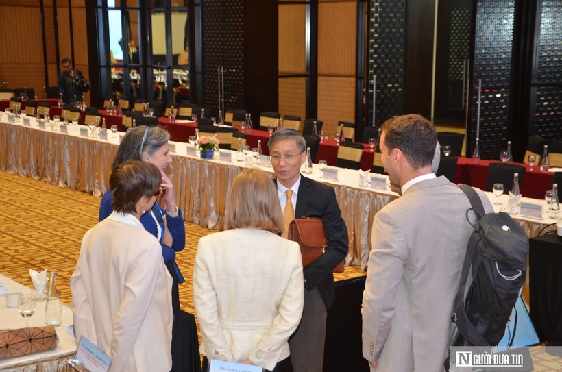 Chủ tịch Hội Luật gia Việt Nam trao đổi với các đại biểu quốc tế trong giờ giải lao diễn đàn.