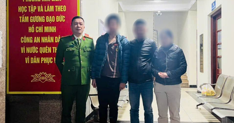 Công an phường bàn giao nạn nhân cho gia đình.