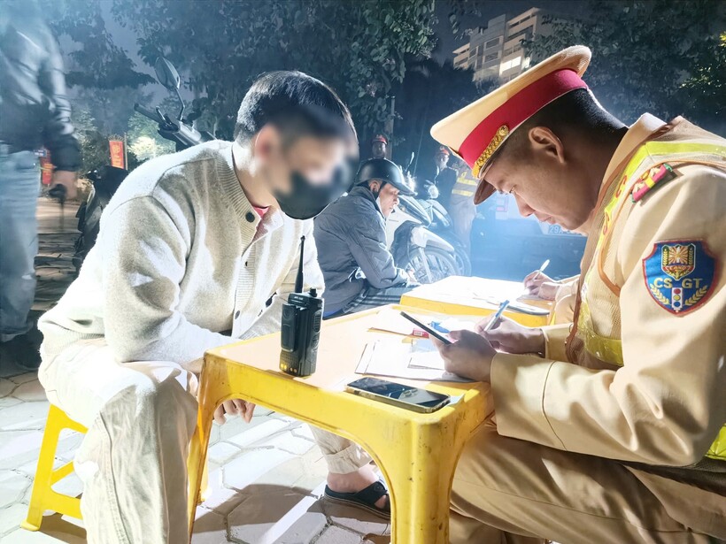 CSGT lập biên bản đối với tài xế vi phạm.