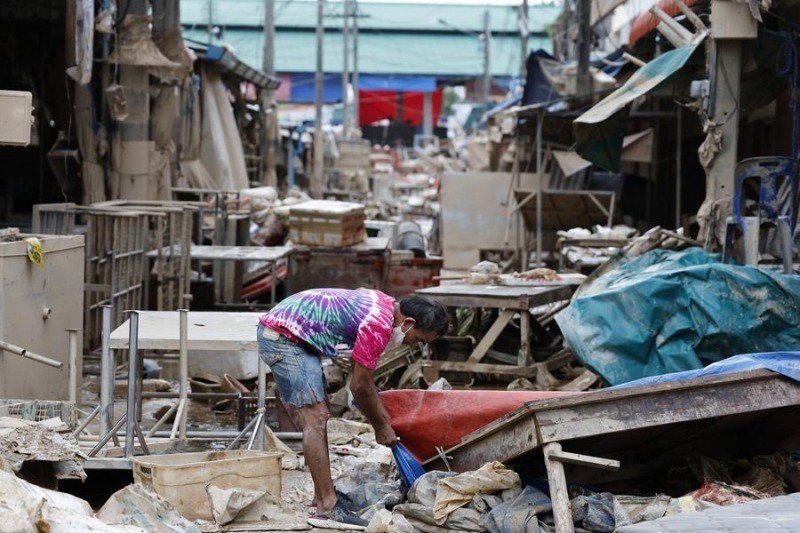 Người dân Thái Lan dọn dẹp tại các khu vực nước đã rút. Ảnh: Tân Hoa Xã