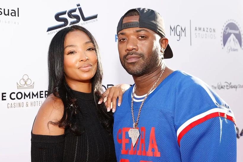 Nam ca sĩ Ray J (44 tuổi, bên phải) bị tạm giữ.