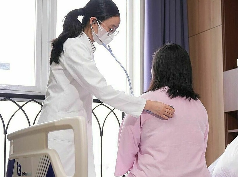 Bác sĩ thăm khám cho bệnh nhân. Ảnh: Vnexpress.