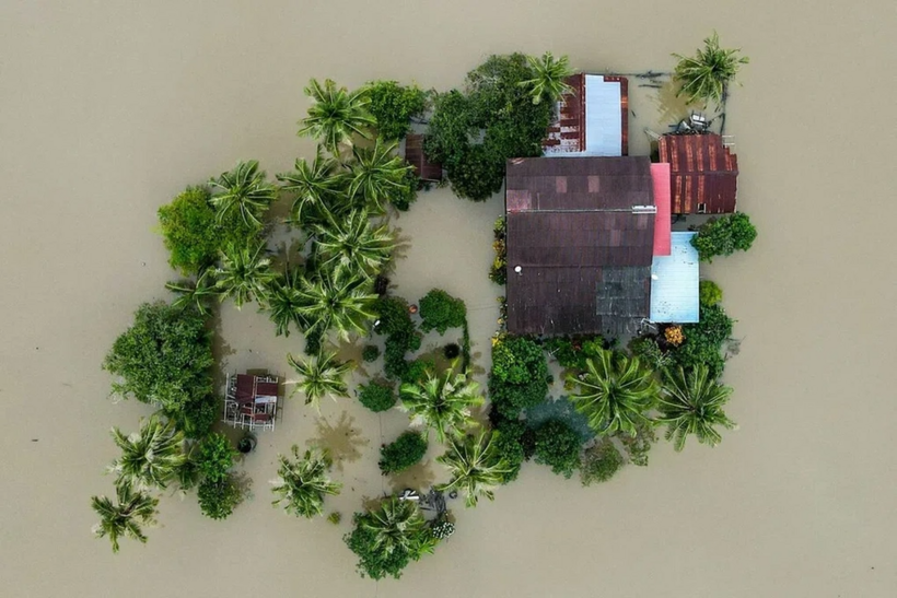 Nhiều khu vực ở đảo Sumatra, Indonesia tới nay vẫn bị cô lập vì lũ lụt và lở đất (Ảnh: Reuters).