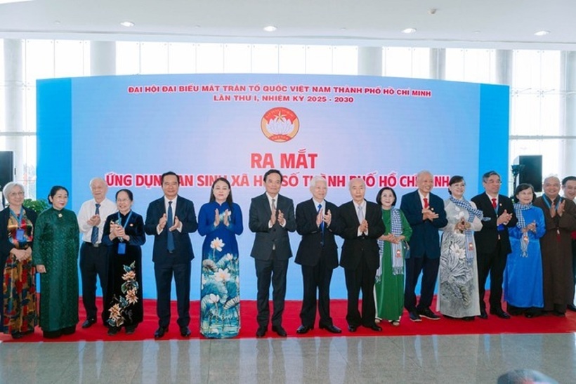 Tại Đại hội, Ủy ban MTTQ Việt Nam Tp.HCM chính thức ra mắt ứng dụng an sinh xã hội. Đây là bước cụ thể hóa chuyển đổi số trong công tác Mặt trận, giúp kết nối nhanh hơn giữa người dân - Mặt trận - các nguồn lực xã hội, để mọi hỗ trợ, chăm lo an sinh đến với Nhân dân kịp thời, minh bạch, đúng đối tượng. (Ảnh: BTC).