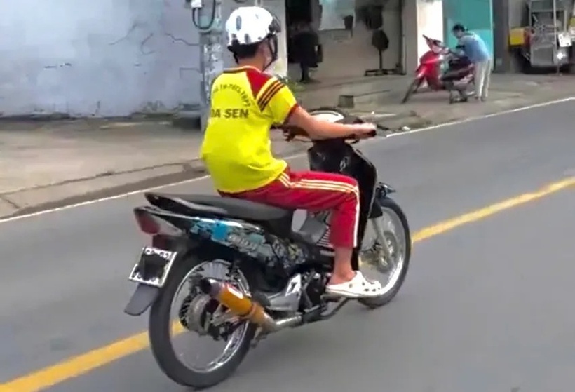 Huỳnh Quốc Tuấn D. chạy xe máy che biển số. Ảnh: PLO.