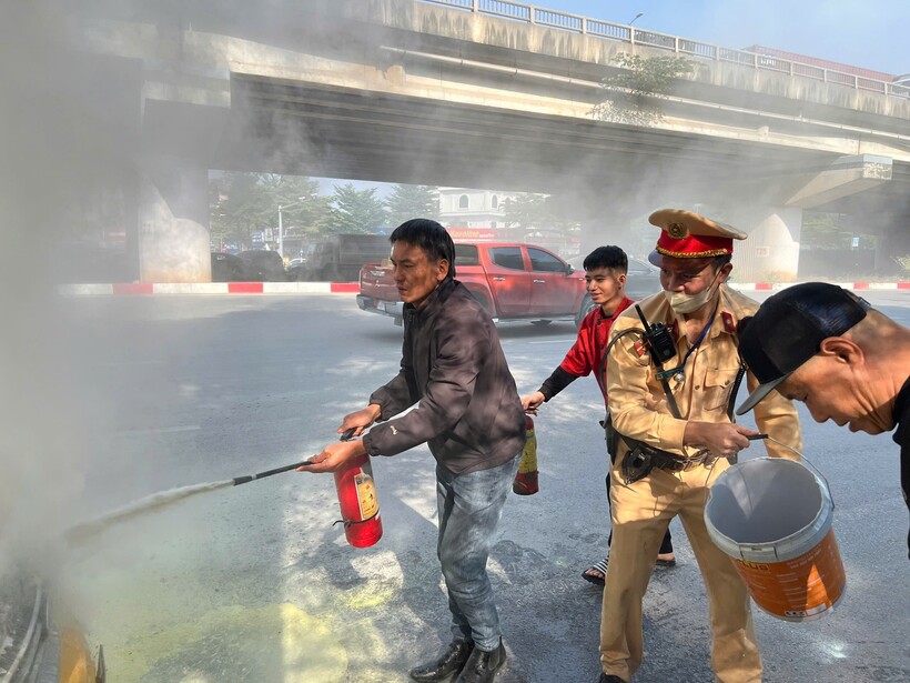 CSGT và người dân sử hỗ trợ dập lửa.