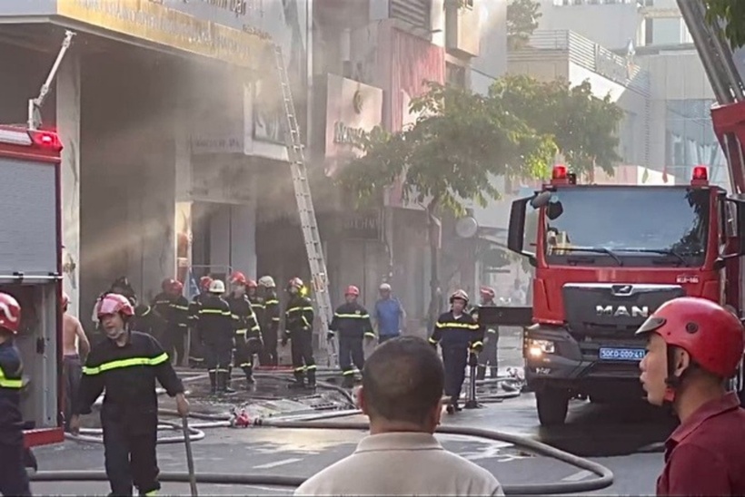 Lực lượng chức năng cố gắng dập lửa. Ảnh: NLĐ.