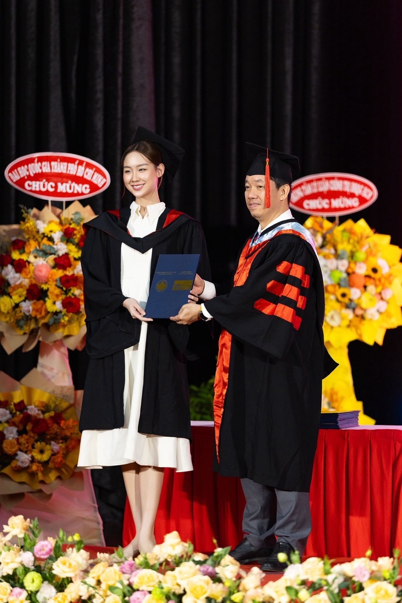 Hoa hậu Bảo Ngọc nhận bằng tốt nghiệp. Ảnh: Tạp chí Tri Thức.