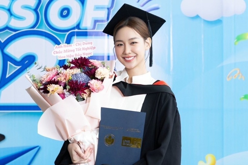 Hoa hậu Lê Nguyễn Bảo Ngọc, đại diện Việt Nam tại cuộc thi Hoa hậu Thế giới 2026 và nổi tiếng với khả năng nói tiếng Anh trôi chảy, đã xuất sắc nhận bằng tốt nghiệp. Ảnh: Tạp chí Tri Thức.