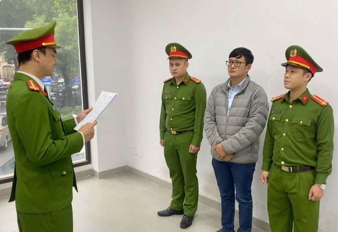 Cơ quan Công an thi hành quyết định tố tụng đối với Lương Hồng Huyên. Ảnh: Công an TP. Hà Nội