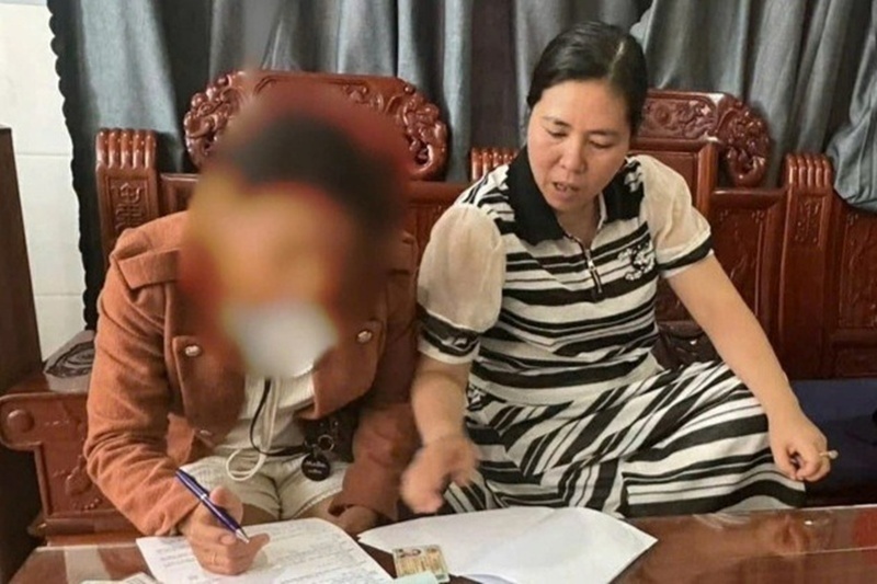 Thảo (bên phải) đã tạo dựng hình ảnh "nữ đại gia" sở hữu nhiều dự án bất động sản. Ảnh: Báo Dân trí.