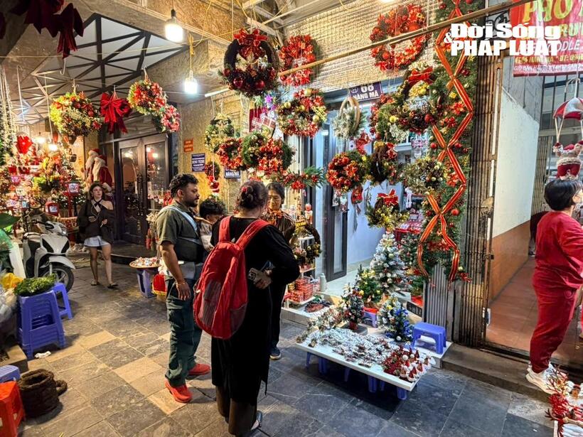 Du khách nước ngoài cũng đến đây tham quan và lựa đồ trang trí Noel sớm trên phố Hàng Mã.